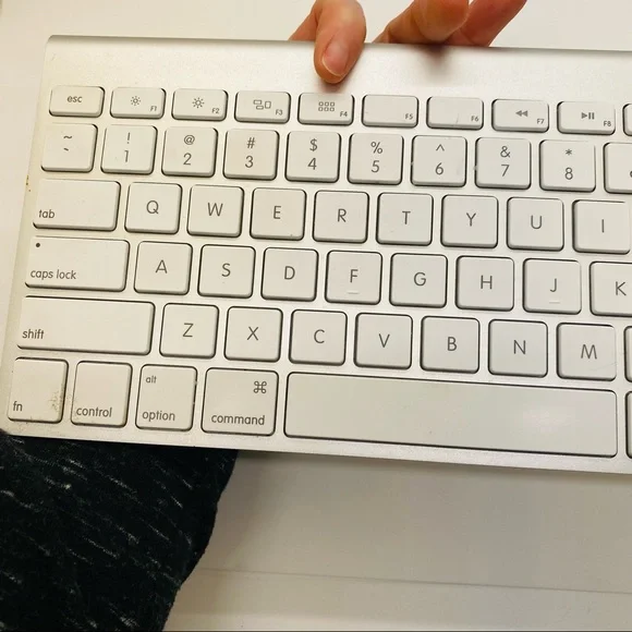 Apple Wireless Keyboard A1314 Battery Powered. Connect via Bluetooth. EUC - Picture 3 of 8